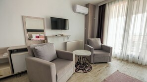 Deluxe Room with Balcony Sea View | Woonruimte | Een 50-cm lcd-televisie met satellietzenders