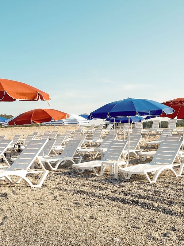 Am Strand, weißer Sandstrand, Shuttle zum Strand, Liegestühle
