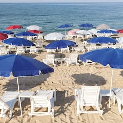 Am Strand, weißer Sandstrand, Shuttle zum Strand, Liegestühle