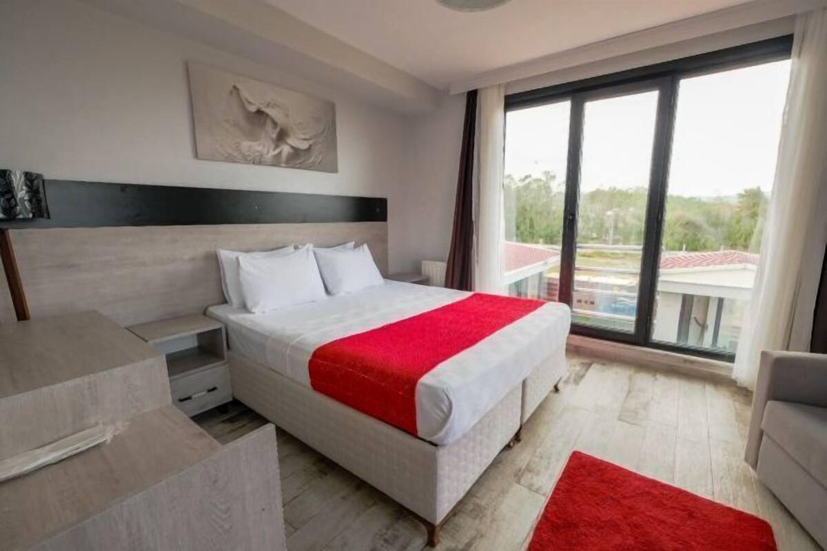 Egyptian cotton sheets, premium bedding, minibar, in-room safe