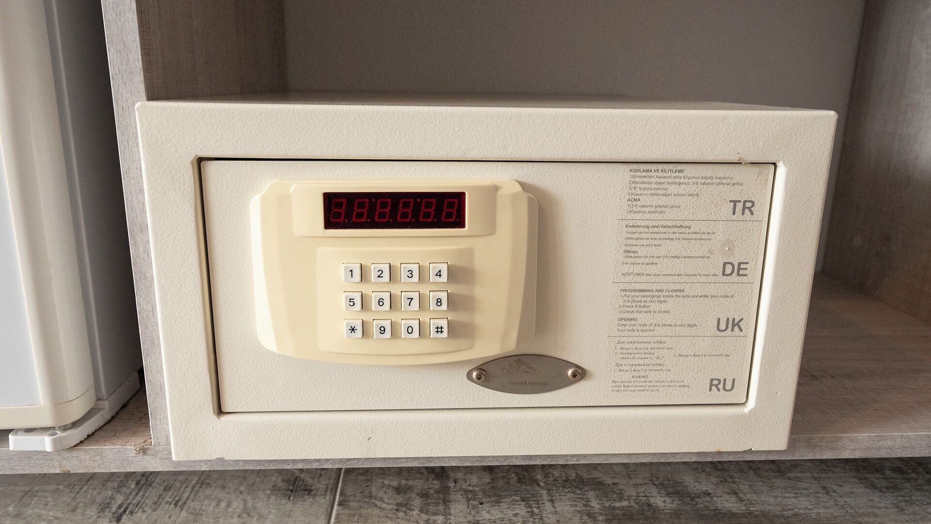Un teclado de seguridad con una pantalla digital que muestra '8888.8.8.8'.
