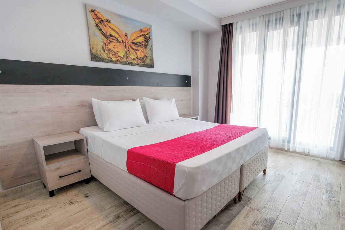Superior Room with Balcony Sea View | Egyptian cotton sheets, premium bedding, minibar, in-room safe