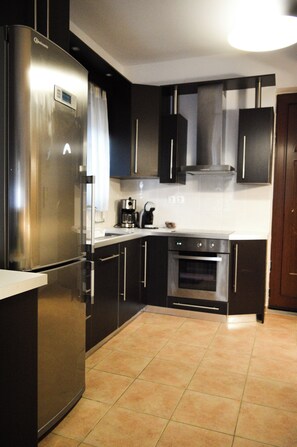 Fridge, oven, stovetop, coffee/tea maker