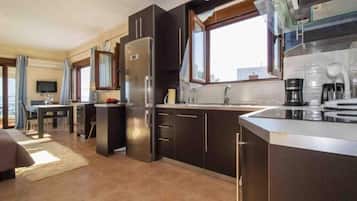 Réfrigérateur, four, plaque de cuisson, cafetière/bouilloire