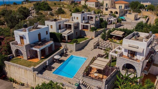 A residential area with modern houses, a swimming pool, and a view of the sea and mountains. - Studio με θέα θάλασσα και ουρανό!! (Gytheio)