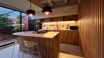 Refrigerador, microondas, horno y parrilla de estufa