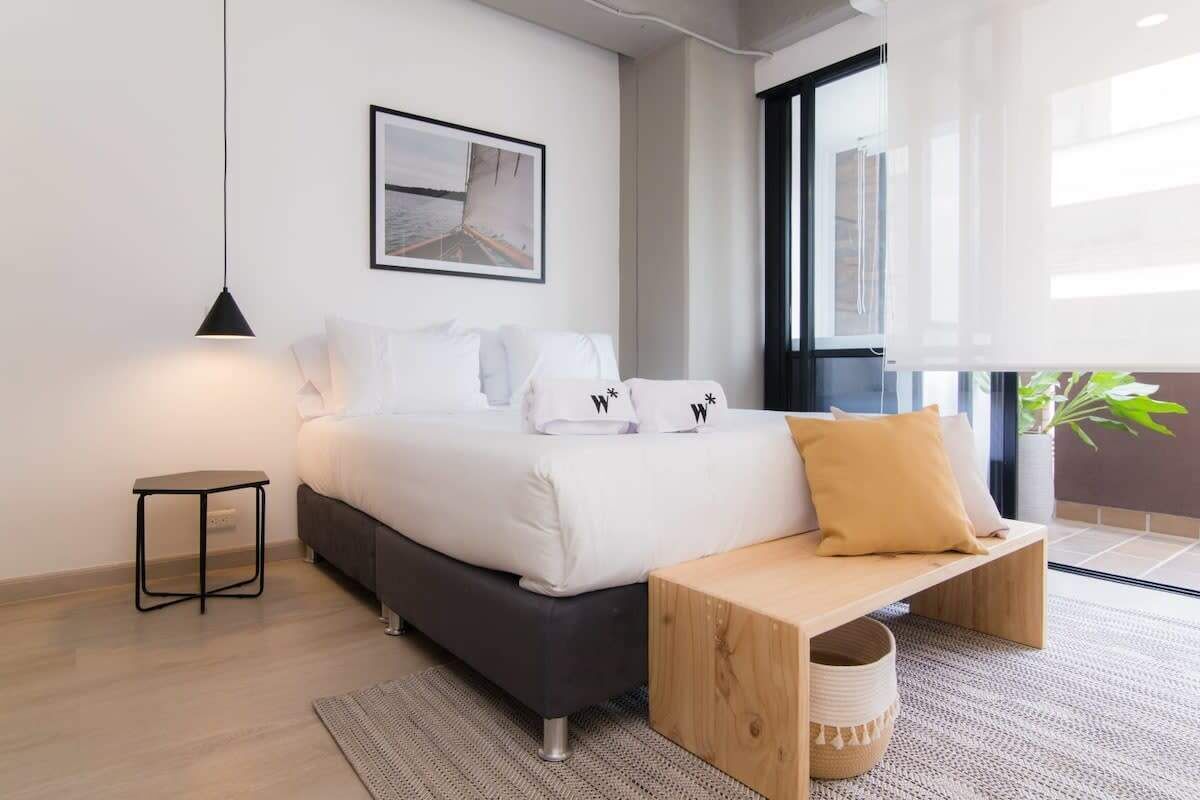 1 dormitorio, tabla de planchar con plancha, wifi y ropa de cama