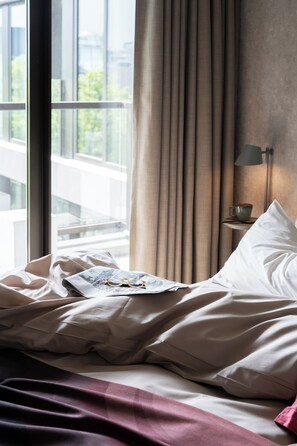 Egyptian cotton sheets, premium bedding, desk, blackout drapes - 348 Suites Buitenhof Short Stay (The Hague)