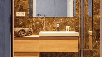 Shower, pengering rambut, handuk, dan tisu toilet