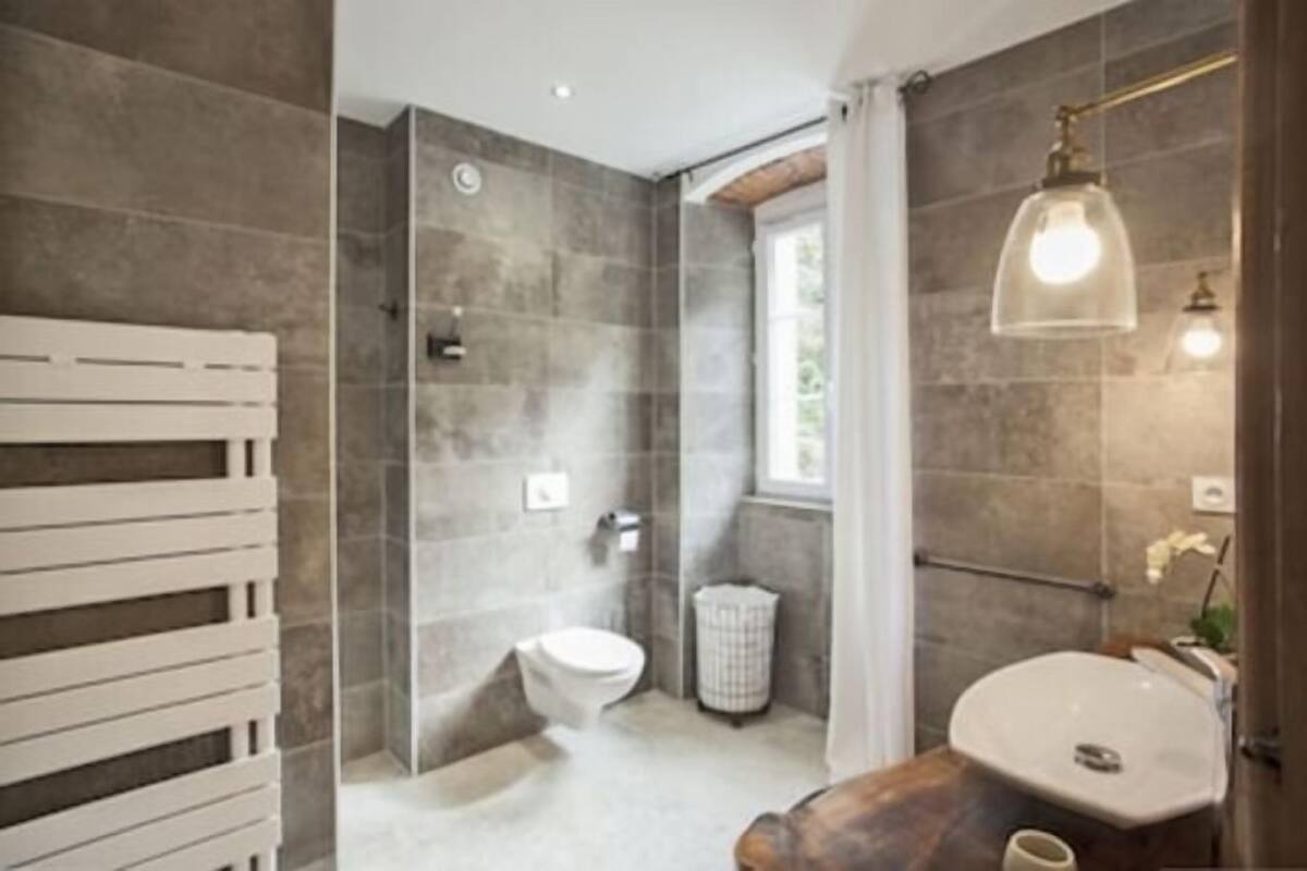 Senior Room | Bathroom | Combined shower/tub, towels