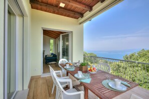 รับประทานอาหารกลางแจ้ง