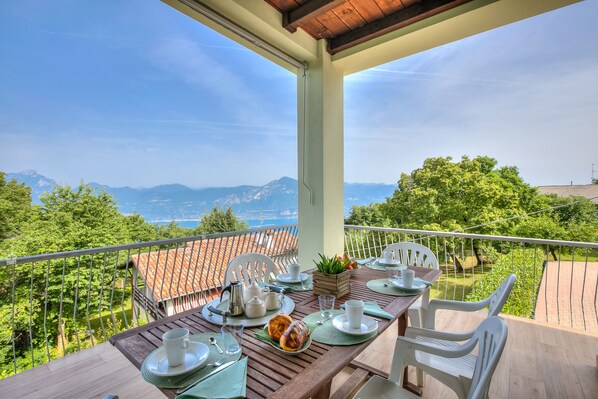 รับประทานอาหารกลางแจ้ง