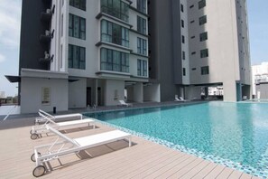 Pool - Jazz 222: Cosy 2-Bedroom Suite with Seaview (Tanjung Tokong)