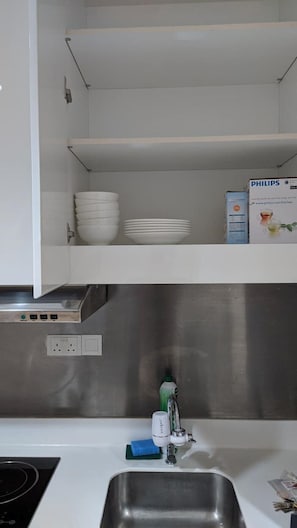 Kühlschrank, Mikrowelle, Herdplatte, Wasserkocher