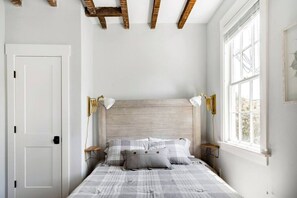 6 bedrooms, desk, iron/ironing board, travel crib