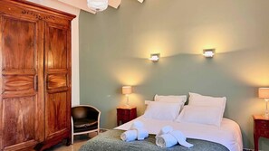 6 makuuhuonetta, silitysrauta/-lauta, ilmainen Wi-Fi, vuodevaatteet