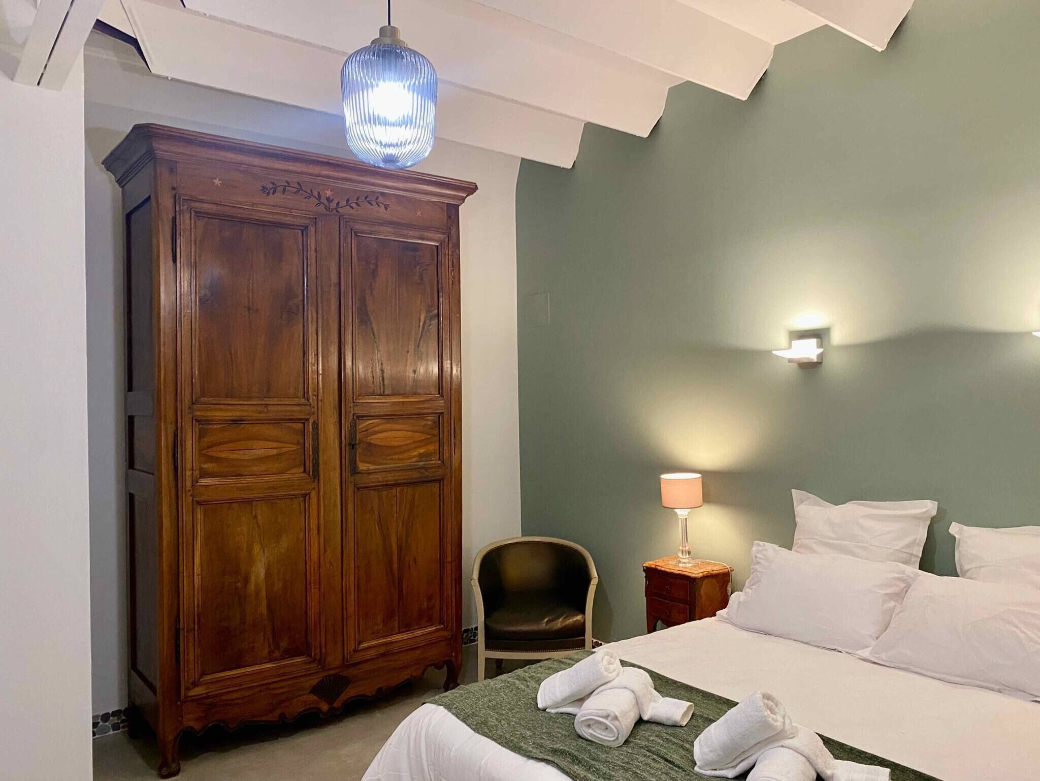 6 bedrooms, iron/ironing board, WiFi (free), bed sheets