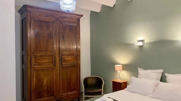 6 bedrooms, iron/ironing board, WiFi (free), bed sheets