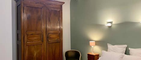 6 bedrooms, iron/ironing board, WiFi (free), bed sheets