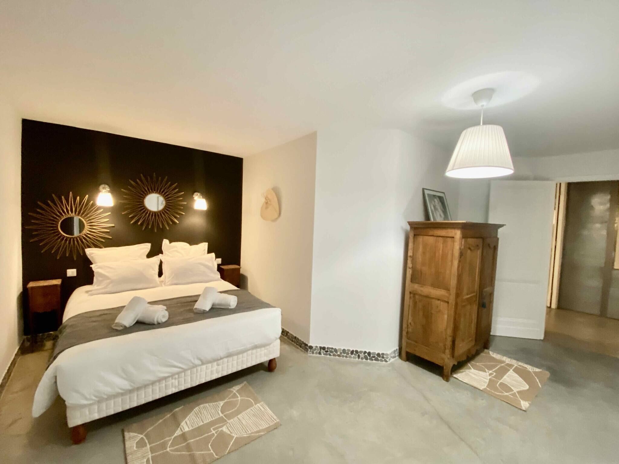 6 bedrooms, iron/ironing board, WiFi (free), bed sheets