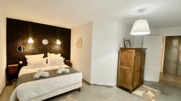 6 bedrooms, iron/ironing board, WiFi (free), bed sheets