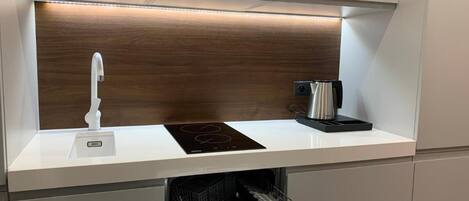 Geladeira, micro-ondas, fogão, cooktop