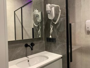 Whirlpool, Haartrockner, Handtücher, Seife