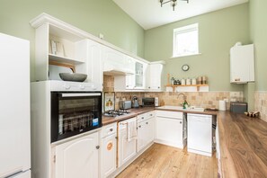 Jääkaappi, mikroaaltouuni, uuni, astianpesukone