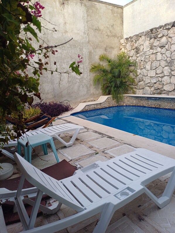 Una piscina al aire libre