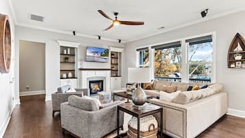 Smart TV, chimenea, oficina