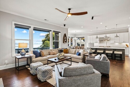 Biggest Dock on Lake Norman, Estate Sleeps 22, Movie Theater, 2 Chef Kitchens, Game Room, Deep Water Lakefront, Covered Dock, Boat-Ready Year Round, Perfect for Reunions and Corporate Retreats