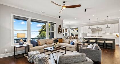 Biggest Dock on Lake Norman, Estate Sleeps 22, Movie Theater, 2 Chef Kitchens, Game Room, Deep Water Lakefront, Covered Dock, Boat-Ready Year Round, Perfect for Reunions and Corporate Retreats