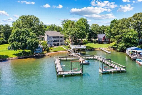 Spacious, luxurious Port Royale Lakefront, water access and a massive Dock, wide lake view sleeps 22