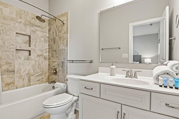 Un baño moderno con bañera, inodoro y lavamanos.