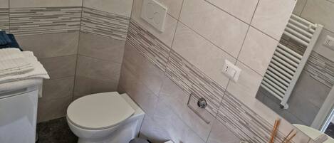 Douche, sèche-cheveux, bidet, serviettes fournies