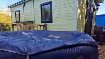 Cottage | Outdoor spa tub