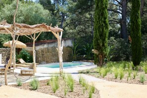 Utendørsbasseng og et oppvarmet basseng