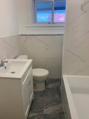 Bathroom - Henderson Héritage Home (Ottawa)