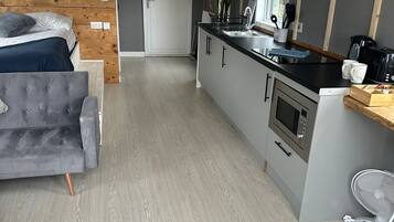 Kabin | Dapur pribadi | Lemari es, microwave, kompor, dan ketel listrik