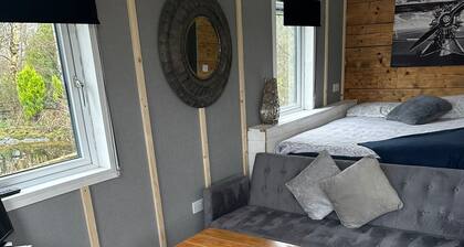 Large Glamping Hut - Riverview 13