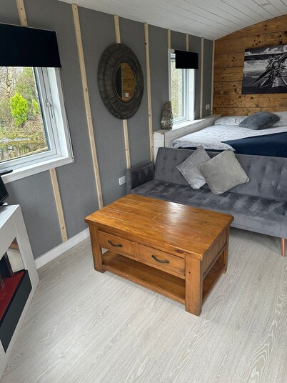 Glamping Hut - Sleeps up to 4 Hot Tub & Parking