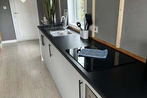 Refrigerador, microondas, placa de cocina, tetera/pava eléctrica