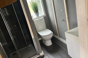 Shower - Large Glamping Hut - Riverview 13 (Welshpool)