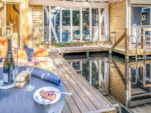 Outdoor dining - 1 bedroom accommodation in Capel Isaac (Capel Isaac)