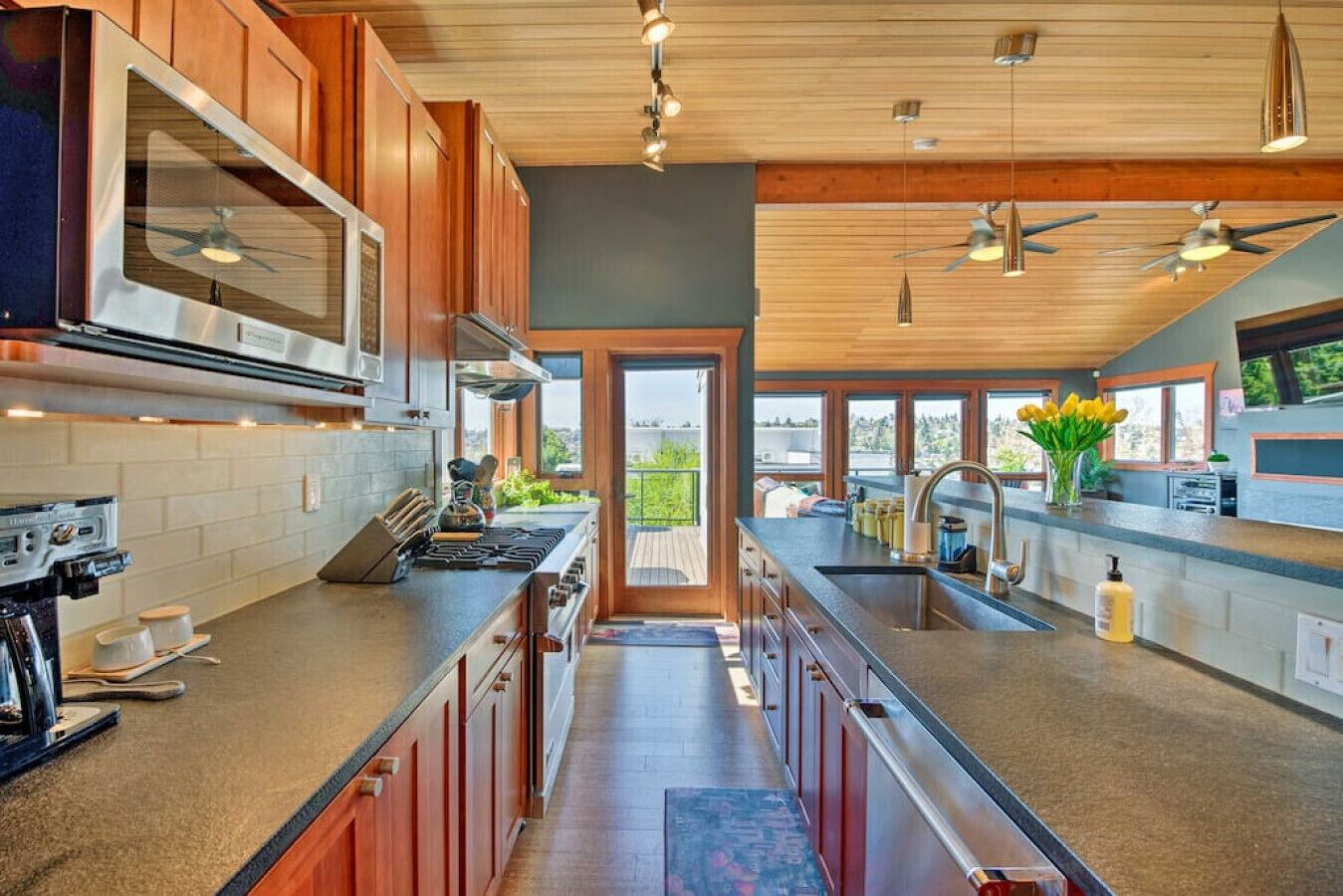 ثلاجة، ماكينة لصنع القهوة/الشاي، مستلزمات طهي/أطباق/أوعية