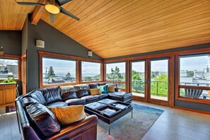TV - Scenic Water-View Queen Anne Home, 2Mi to Downtown (Seattle)