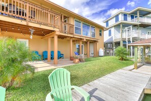 Terrace/patio - Beautiful oceanfront home with dock, central AC,  & washer/dryer (Rockport)
