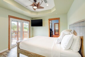 4 bedrooms, iron/ironing board, internet, bed sheets - Beautiful oceanfront home with dock, central AC,  & washer/dryer (Rockport)