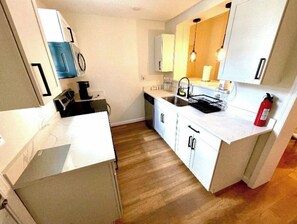 Frigorifero, microonde, forno, piano cottura