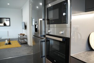 Apartamento | Cocina privada | Frigorífico, microondas, horno y placa de cocina